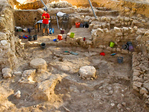 tell-es-safi_view-of-philistine-temple-with-pillar-bases-t