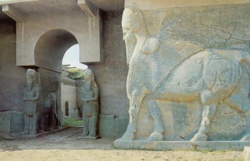 nimrud_lamassus_guarding_palace_entrance.jpg