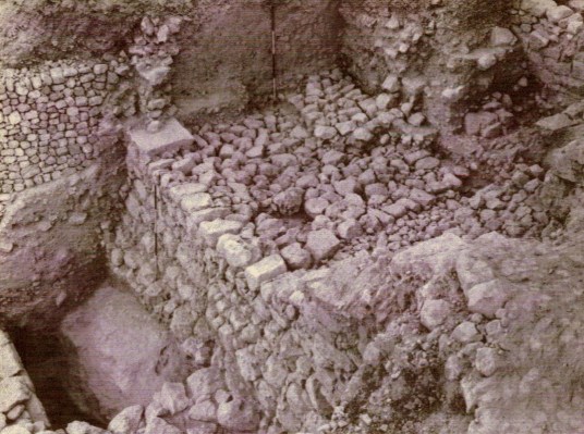hezekiah-mid-slope-wall