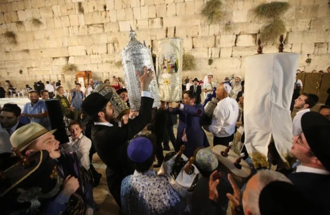 simchat-torah-dance