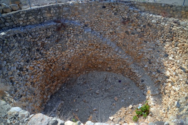 tel-megiddo-grain-pit
