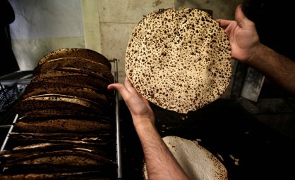 handmade-shmura-matzah.jpg