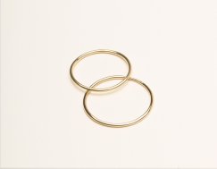 vrai-and-oro-skinny-stacking-ring-yellow-gold-2.jpg